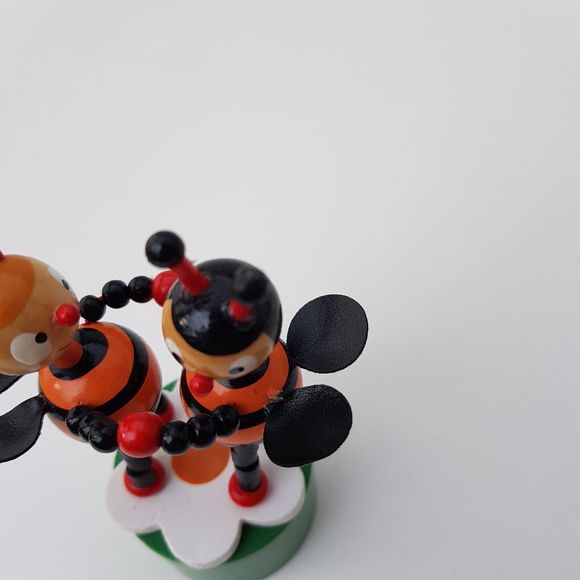 2 Bees Dancing Thumb Puppet Wood Collapsible Push Button Boogie Bugs VTG 4.5" - Picture 10 of 12